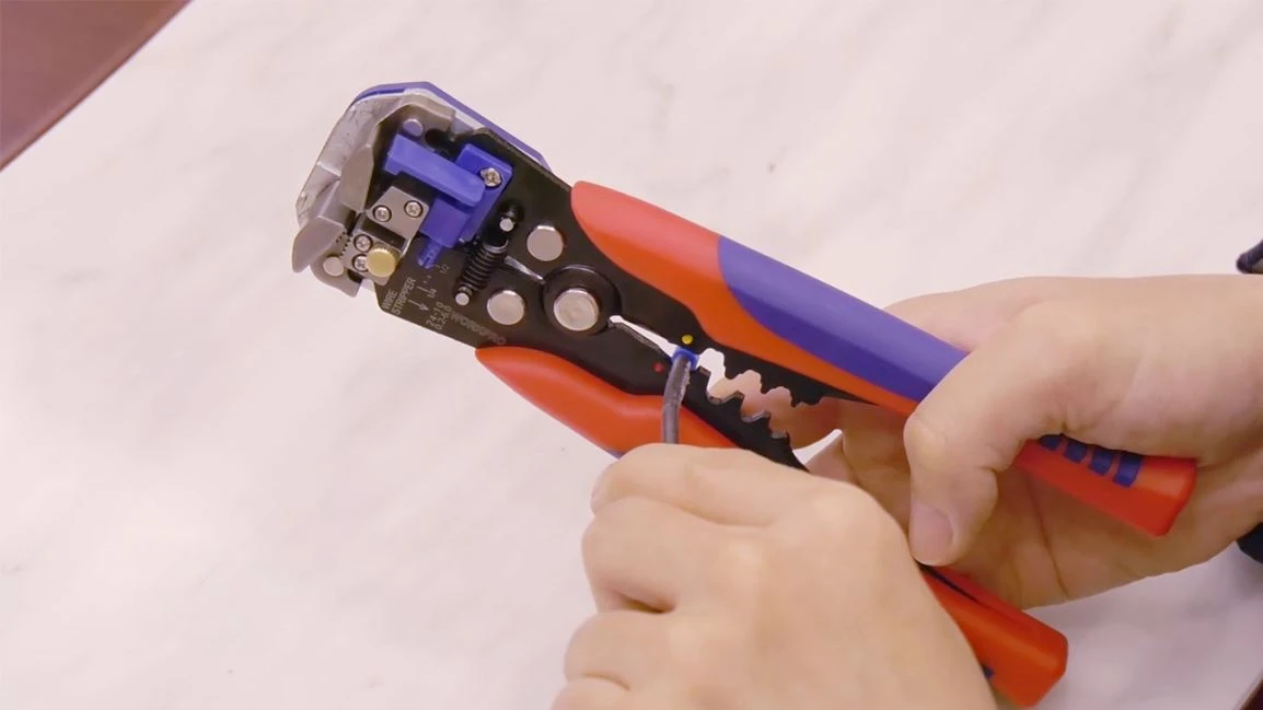 Como usar o descascador de fios automático